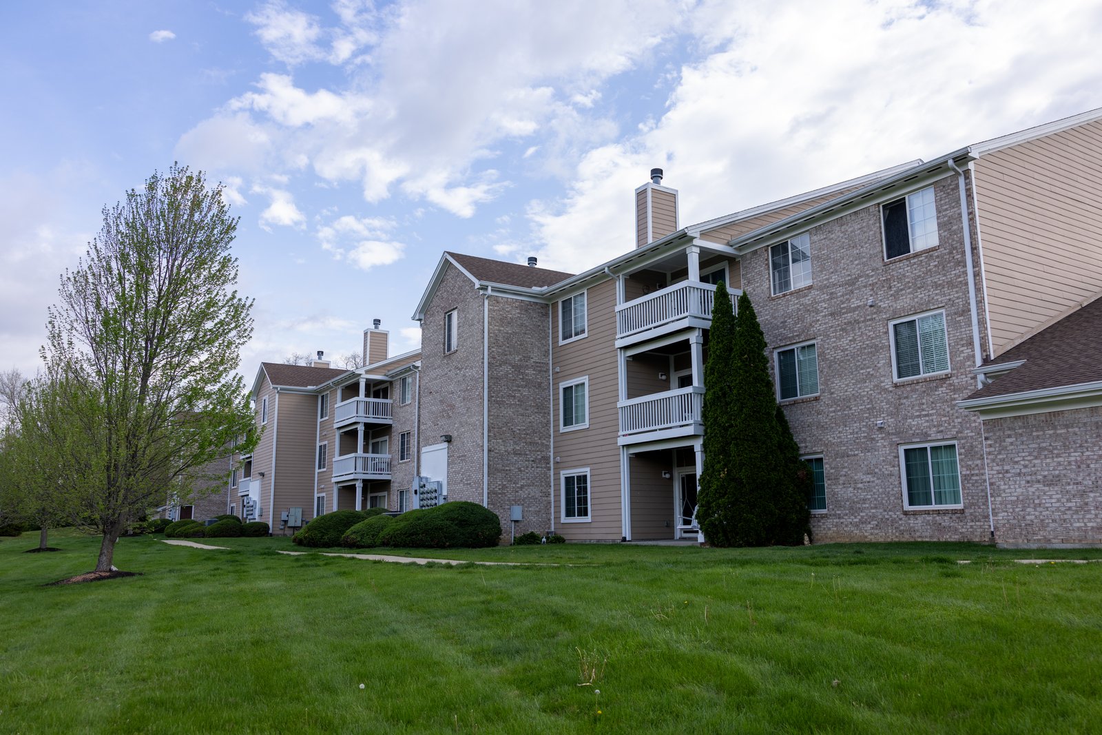Windslow Crossing Condos exterior after Beacon Painting's Phase 1 trim repaint, Southside Indianapolis, IN